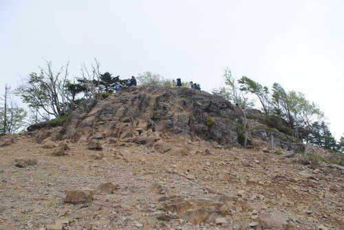 稜線上にある雷岩。ここまで来れば山頂は近い.jpgのサムネイル画像