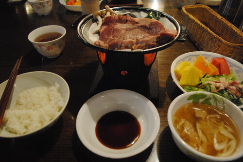 赤岳鉱泉名物のステーキ定食.jpgのサムネイル画像