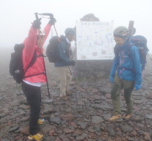 硫黄岳山頂でバンザイ！.jpgのサムネイル画像