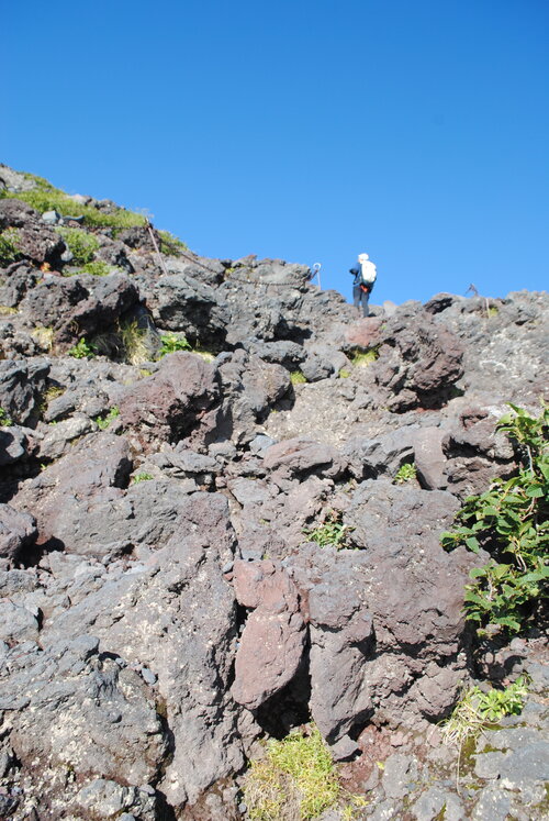 富士山の荒々しい岩場のひとつ.jpg