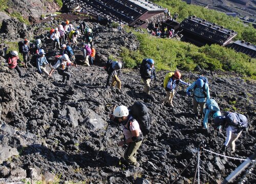 岩場を慎重に登る.jpg