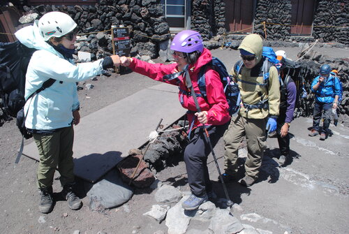 念願の富士山頂に到着.jpg