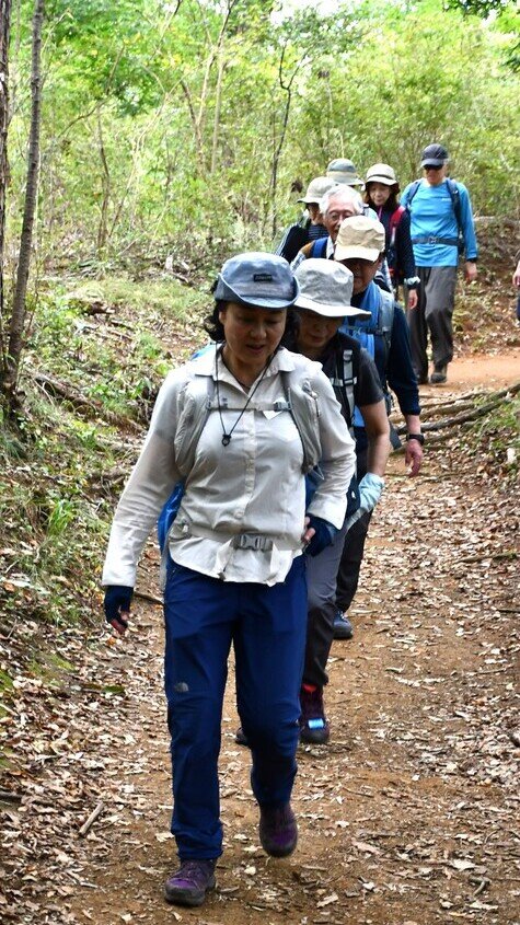 岡野ガイドを先頭に山道を歩く　ブログ用4.jpg