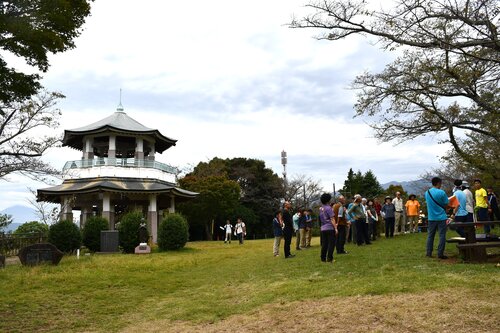 卒業式が行われた弘法山公園の広場　ブログ用.jpg