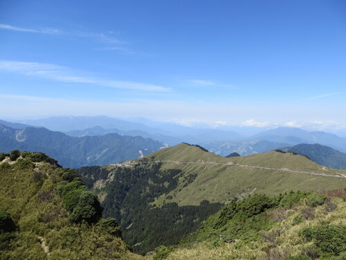 27-3,000mの山の斜面に作られた自動車道（山頂から）　IMG_8421.JPG