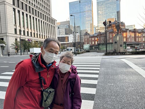 写真1、花岡氏とお客様.jpeg