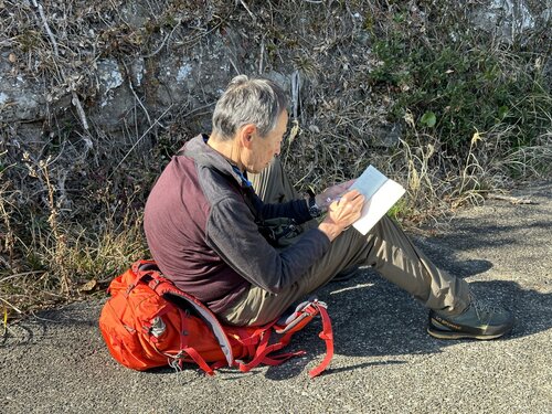 写真15、ザックに座る花岡氏.jpeg