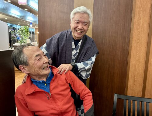 写真23、夕食会場でも人気者の花岡氏.jpeg